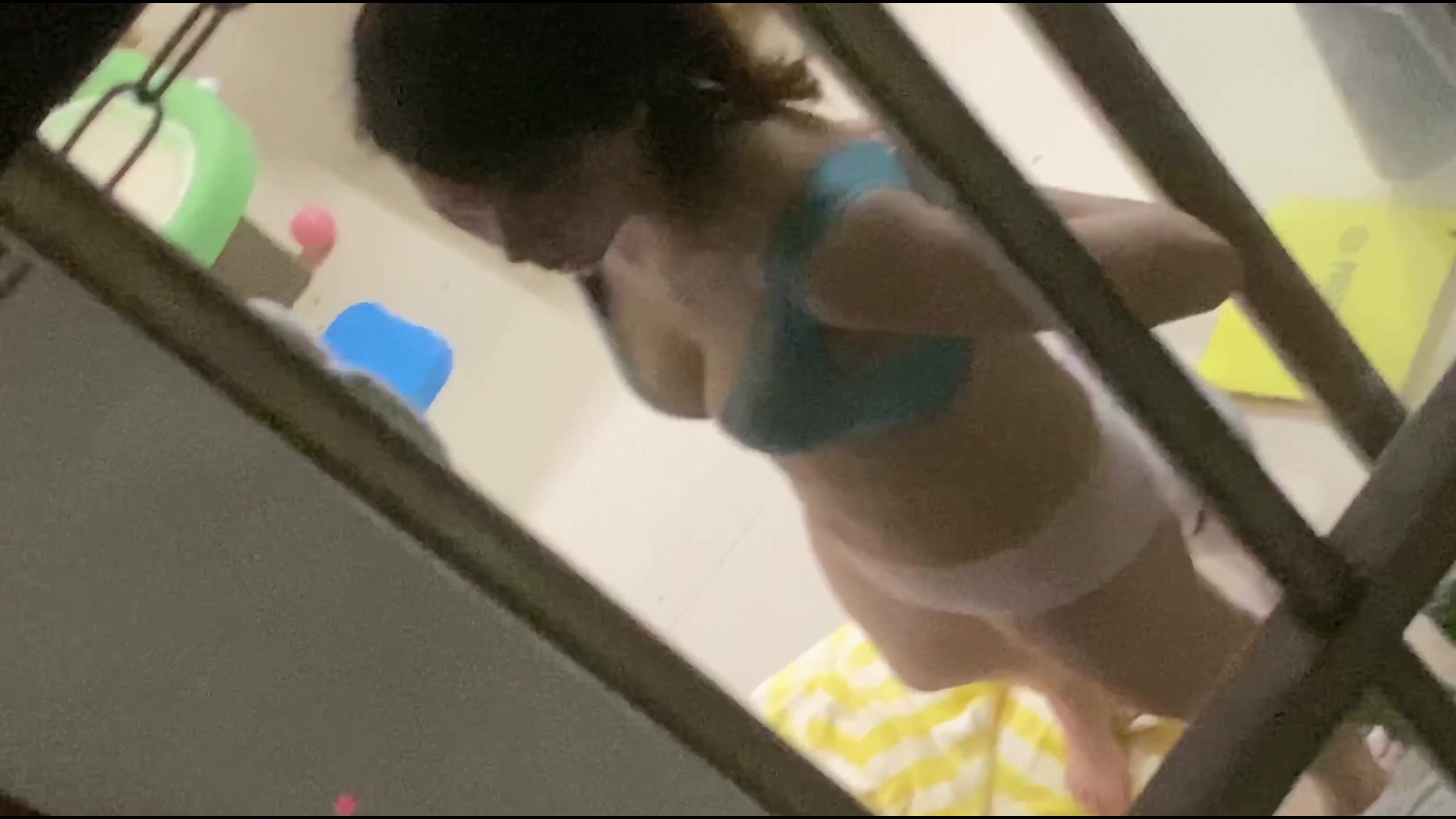 城中村握手楼偷拍❤️隔壁邻居少妇脱内衣瞬间奶子弹出来洗澡出来顾着看手机没想到身体被我看光光高清无水印