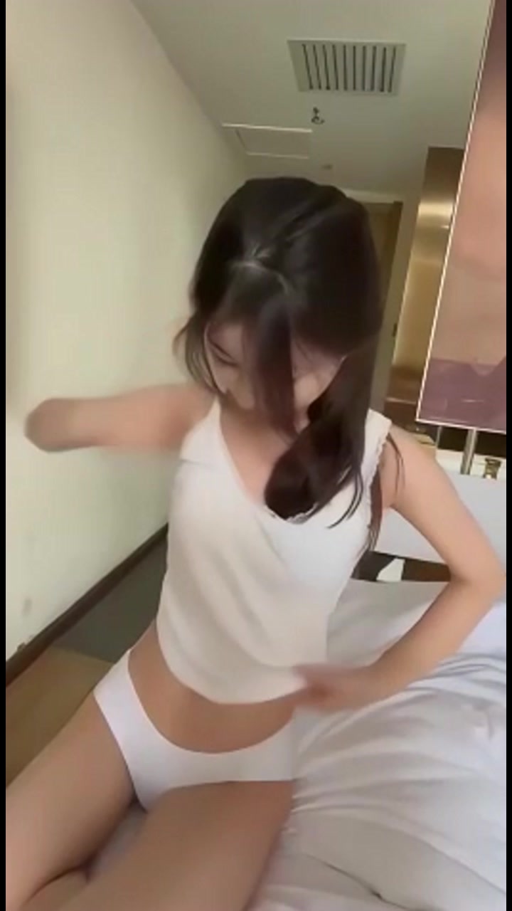 和姐姐出去开房姐姐被我操着还不忘记回她男朋友信息把姐姐调教成我的精盘母狗