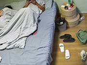流出酒店偷拍❤️开房玩手机的情侣男友突然兴起给女友刮逼毛反复几次给她整成白虎