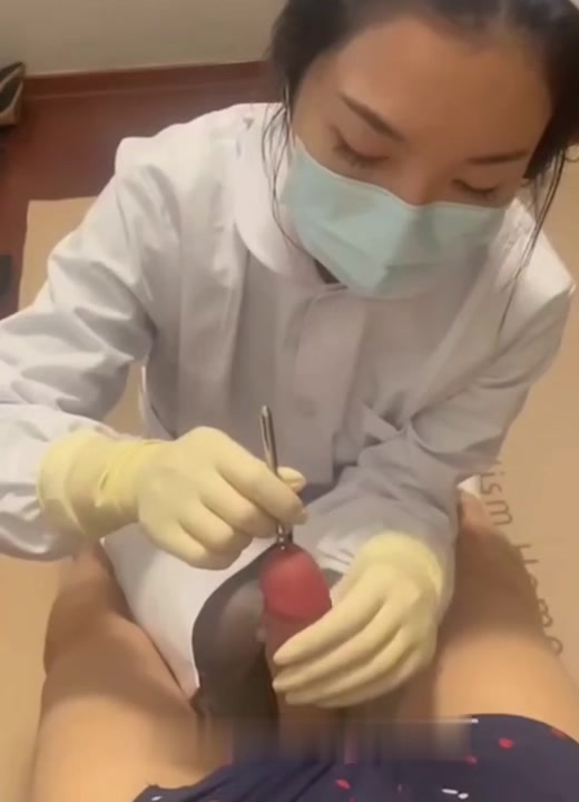 护士小姐姐最新调教玩法曝光润滑油涂抹私处 钢针插龟头 极限刺激令人下体发凉