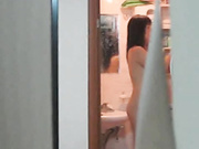 小情人在洗澡后吹头发 全裸露脸 最后被发现惊声尖叫被她打的半死