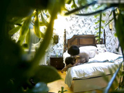 精品绿叶房偷拍-性感短裙大学美女被异地恋男友趴屁股上爆插,听声音好像干哭了,说：感觉你比以前变大了,太深!