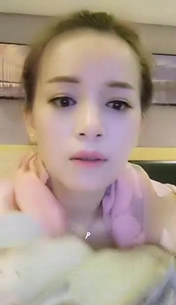 粉嫩娇小美女主播和样子猥琐的胖哥粉丝开房啪啪那包皮小鸡巴满足不了女主播