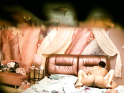 身材太瘦的漂亮大长腿美女逼逼太紧和男友开房时稍微用力操都受不了,研究完逼逼后还被来来回回插了3次!