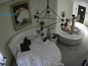 豪华浴缸房中年胖男约大学美女啪啪,有点爱不释手床上操完又到浴缸干