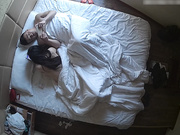 小旅馆俯拍年轻小情侣开房啪啪啪妹子有点婴儿肥皮肤光滑白嫩奶子很大随着抽插猛劲摇看着很爽