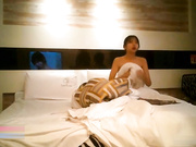 最近很火的思密达胖哥酒店嫖妓偷拍身材不错逼逼没长啥毛的嫩妹