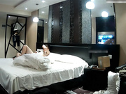 喷血推荐-主题酒店偷拍身材修长漂亮的大学美女私会网友时被迫换上黑丝情趣服干,嫩的连逼毛都没长全