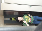 冒死偷窥短T恤牛仔裤女神妹子嘘嘘,嫩出水的细白腿和窄小逼洞真心受不了