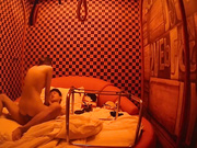 专业情趣炮房年轻小情侣开房爱爱找快活属实激情用打炮椅干亮点是妹子发现有摄像头还问安装它干嘛啊