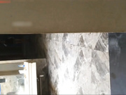 牛人假裝等女朋友酒店大堂廁所偸拍大量美女尿尿