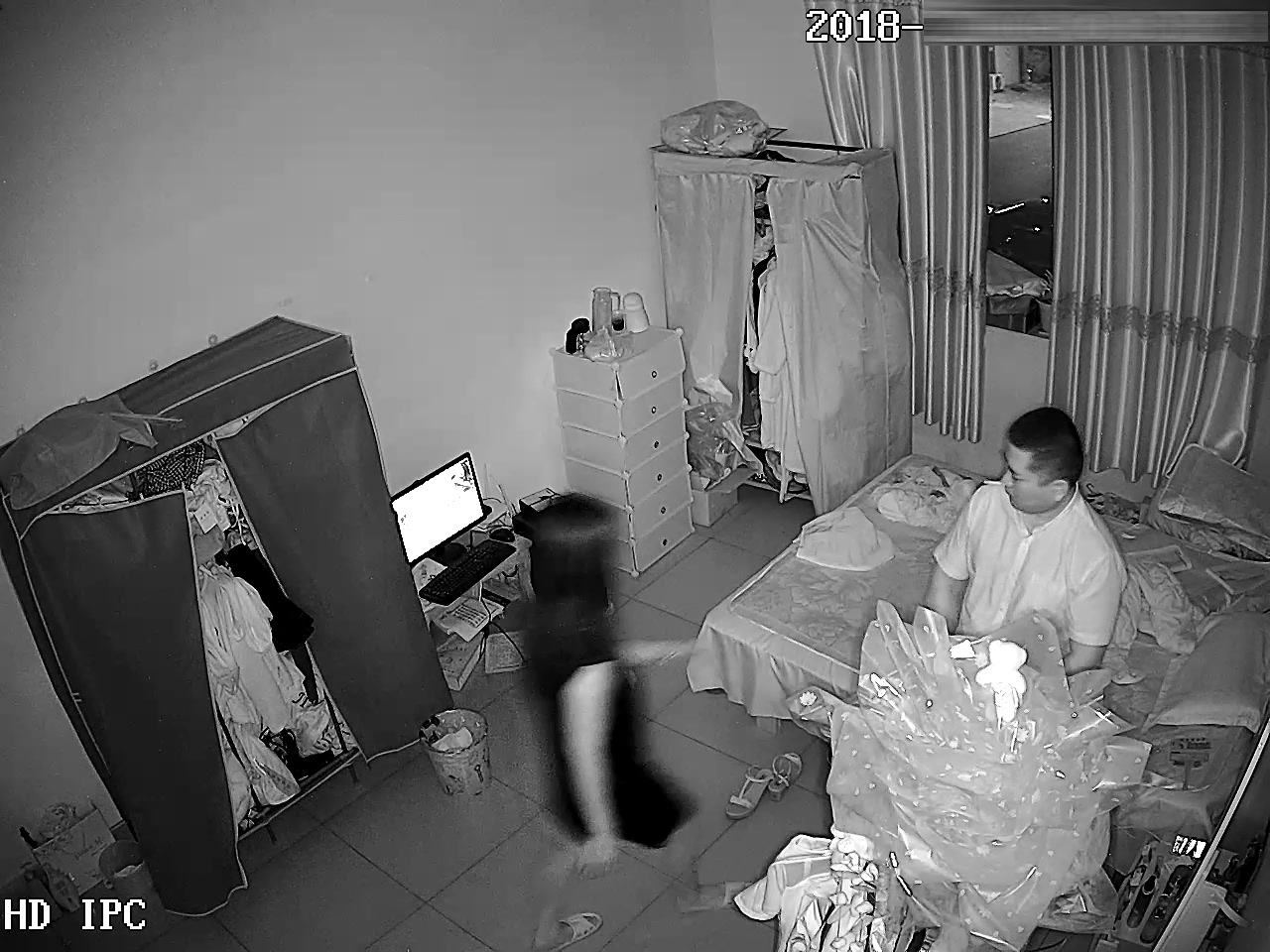 最新黑客破解家庭网络摄像头监控白领小夫妻的夜晚性生活