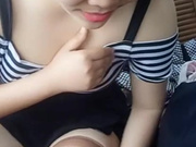 中年老骚逼露脸带个眼镜跟猛男玩车震，口交很给力丝袜激情主动上位，被猛男捏着奶子猛草