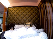 私企小老板家外包养情人小三艺校美腿高颜值大学生约会开房快活换上情趣装拿着道具连续干了2炮