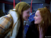 在车里勾搭两个高质量丰满小姐姐受不了马上就干起来白嫩肉肉吞吐大鸡巴爽的射啊