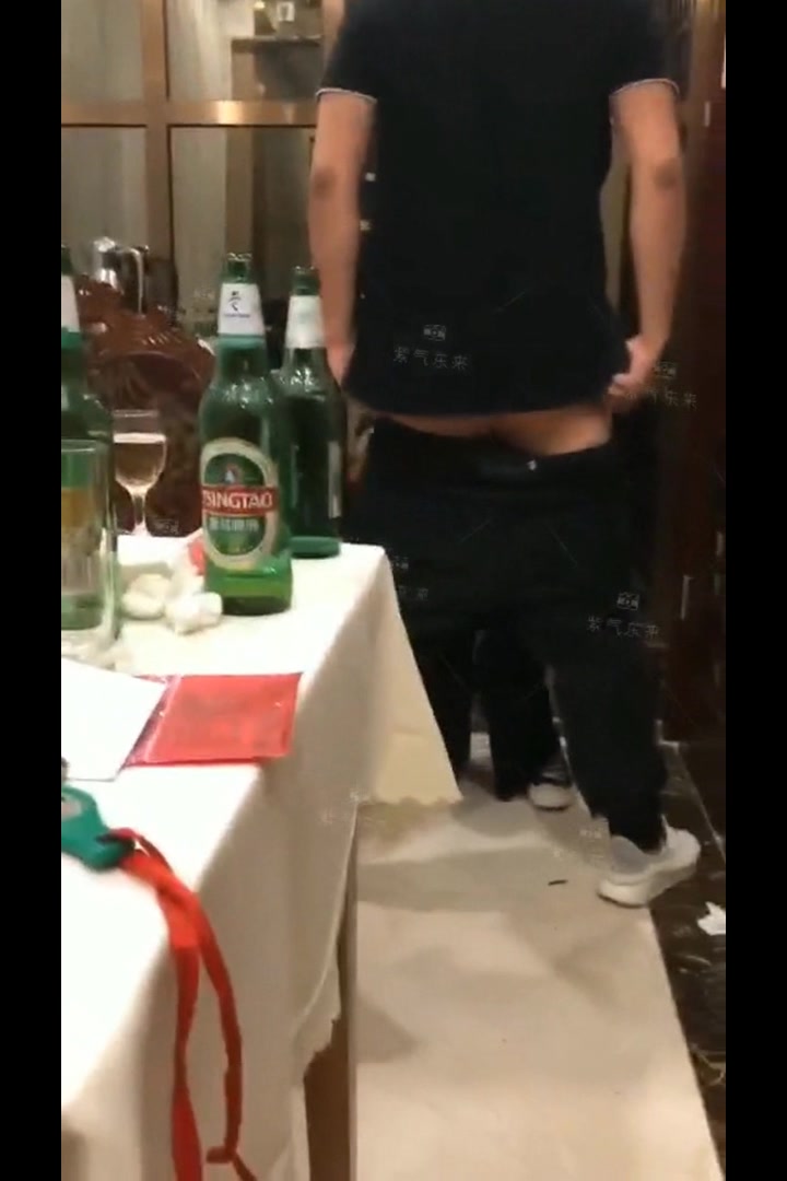 【全網推薦】【網曝門事件】濰坊包間事件！19歲濰坊女包間擦槍走火 翹美臀後入直接操 3男1女思維豬腳盡心盡力～720P高清原版