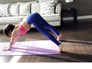 今天必须穿着撕裂的紧身裤做瑜伽伸展运动