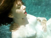 唯美水下美人鱼舔嫩穴游到水底浮着裸体啪啪