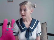 卡瓦伊女学生得到奶油派和面部表情——伊娃·埃尔菲