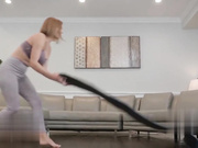 Twistys——十几岁的女孩被妈妈的男朋友舔了舔她的瑜伽阴部