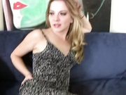 为了成为色情明星金发女郎在拍摄中承受暴力的蹂躏