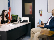 『中文字幕』家长会后用人妻丰满身体贿赂老师们